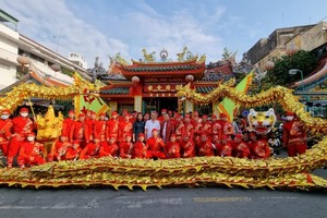 越南周館仁義堂龍獅團參加國際舞龍舞獅網絡大賽奪得一等獎。