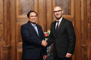 政府總理范明政會見海牙常設仲裁法院秘書長馬辛‧切佩拉。（圖：越通社）