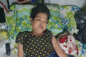 曾麗萍躺在地上已經有１個月時間了。