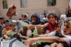 也門內戰持續8年，當地孩童面臨營養不良、失學、疫苗接種不足等困境。圖為準備領取糧食的也門兒童。（圖：AP）