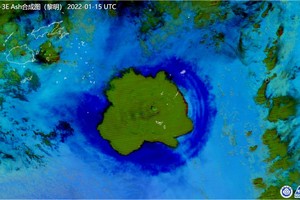 這是中國氣象局提供的1月15日風雲三號E星多通道合成圖。圖中顯示，湯加火山噴發時形成的火山灰蘑菇雲紋理結構清晰可見，形成直徑近500公里的繖形雲團，繖形雲團周邊出現環狀的衝擊波，向四周擴散。新華社發（中國氣象局供圖）