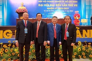 (左起)華人企業家高肇力、楊文德、 杭慰瑤、林松耀先生在大會上合影。