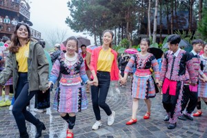 麗蘇布拉馬尼亞姆與少數民族同胞共舞。