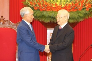 黨中央總書記阮富仲與坎潘‧佩亞翁同志交談。（圖：越通社）