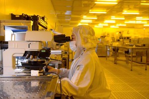 中國吉林華微電子股份有限公司一線生產人員在生產線上工作。