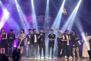 主辦單位與歌手們同台高歌。