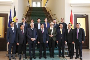 政府總理范明政和比利時眾議院議長伊蓮‧蒂利厄與兩國代表團成員合照。（圖：越通社）