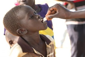 一名兒童在接種霍亂疫苗。（圖：聯合國）