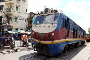 架設高速鐵路事宜將可解決交通基礎設施之壓力，經濟效益又高。