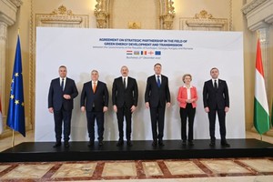 12月17日，在羅馬尼亞首都布加勒斯特，羅馬尼亞總理丘克、匈牙利總理奧爾班、阿塞拜疆總統阿利耶夫、羅馬尼亞總統約翰尼斯、歐盟委員會主席馮德萊恩和格魯吉亞總理加里巴什維利（從左至右）在阿格羅匈四國綠色能源開發與運輸戰略夥伴協議簽字儀式上合影。（圖：新華社）