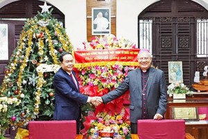 國會常務副主席陳清敏（左）與峴港市教區主教鄧德銀握手合照。（圖：人民代表）