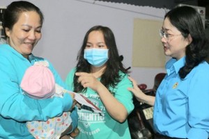 平陽省勞動聯團主席阮金鸞探望及向遇困工人贈送禮物。