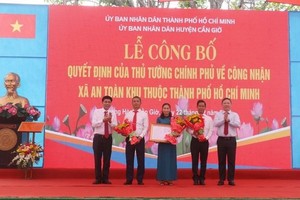 市人委會副主席楊英德（左一）祝賀芹耶縣隆和鄉成為本市安全區鄉。