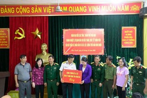 第五區海軍司令部工作團向薯島邊防哨所戰士們贈送禮物。（圖：潘海）