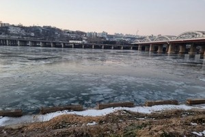 漢江江面出現封凍現象。