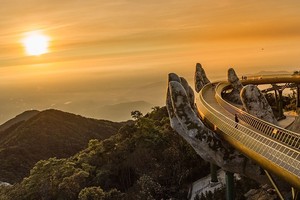 世界首席標誌性旅遊橋樑─巴娜山Sun World的金橋。