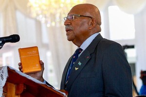 西蒂韋尼‧蘭布卡宣誓就任斐濟新任總理。（圖：AP）