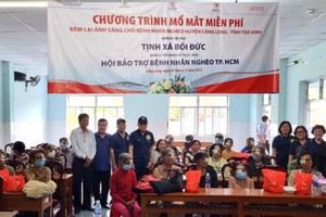 培德精舍理事會代表團與病人於手術後合作留念。