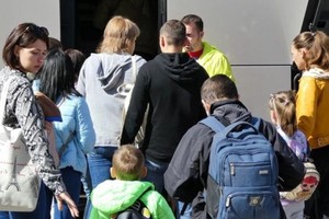 2022年9月7日，逃離戰爭的烏克蘭難民在扎波羅熱登上一輛公共汽車。（圖：互聯網）