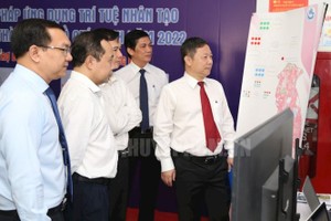 市人委會副主席楊英德與各代表參觀人工智能展。