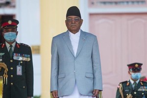 12月26日，尼泊爾新一任政府總理普拉昌達（中）在加德滿都出席宣誓就職儀式。（圖：新華社）