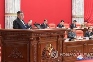 朝鮮國務委員會委員長金正恩（左一）出席會議。（圖：韓聯社/朝中社）