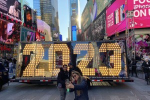 紐約時報廣場遊客搶先與「2023」合影。（圖：World Journal）