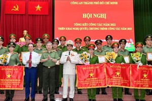 公安部與本市領導向獲獎勵幹部頒發獎狀。（圖：越勇）