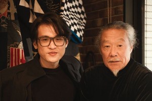 男歌手何英俊（左）与音乐大师喜多郎。