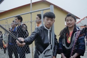 《云雾中的孩子》中的画面。