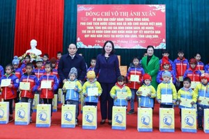 國家副主席武氏映春（中）向諒山省文朗縣家境清貧少兒贈送禮物。（圖：VOV）