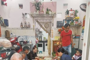 泉姐一家每逢农曆十五她都亲自做素食麵包送给上百名贫困者。