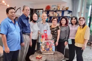 代表团向老乡亲陈健智(左四)拜早年。