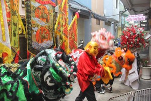 胜义龙狮团表演贺新张。