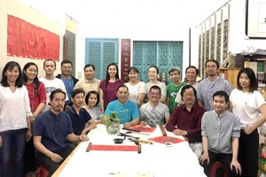 林汉城老师（前排左四）与学生交流后合照。