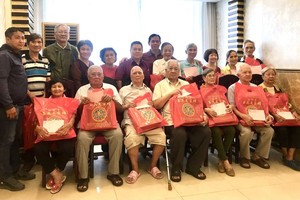 麦氏宗祠各位理事向宗亲赠送礼物。