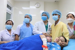 缘姐母子俩与医护人员合照。（图：春梅）