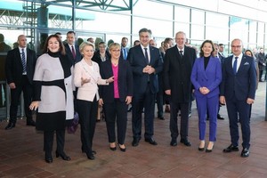 欧盟委员会主席冯德莱恩与克罗地亚总理(前排左四)共同庆祝克罗地亚加入欧元区和申根区。（图：新华社）