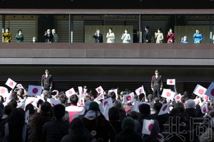 1月2日，日本天皇夫妇和其他皇族向参加新年朝贺的民众挥手致意。（图：共同社）