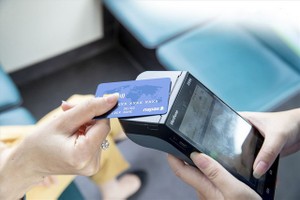 民众在疫后增加使用无现金支付。