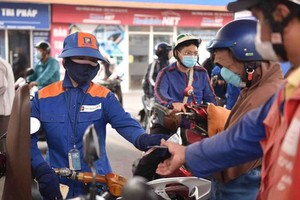 民众在加油站加油。（图：TTO）