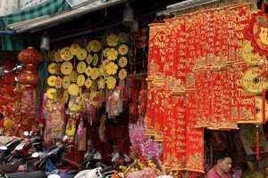 第五郡海上懒翁街上的商店都挂满各种春贴。