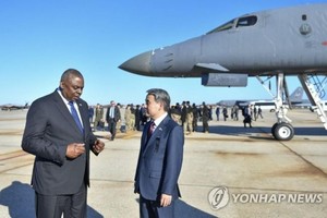 当地时间2022年11月4日，韩国国防部长官李钟燮（右）和美国国防部长劳埃德·奥斯汀一同访问美国安德鲁斯空军基地。 （图：韩联社）