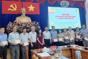 第十一郡郡委常务副书记阮曾明向郡内各群众协会代表赠送礼物。