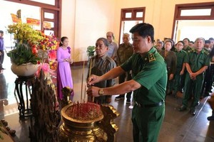 市青年突击力量指挥长黎明科与青年突击队员在前往永隆省的溯源行程中上香缅怀已故政府总理武文杰。