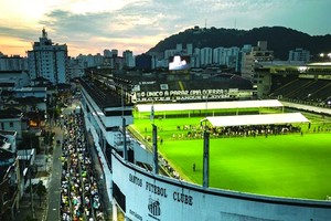 贝利遗体告别式在桑托斯球场举行。（图：互联网）