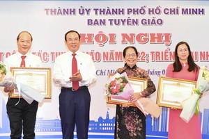 市委书记阮文年向集体和个人颁授政府奖状。