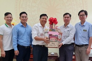 本报与市各民族处领导合影。