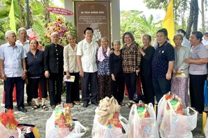 原国家主席张晋创、张四妹同志和华企丁文森向各优抚家庭赠送礼物。