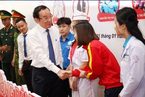 市委书记阮文年与年轻公民模范交流。